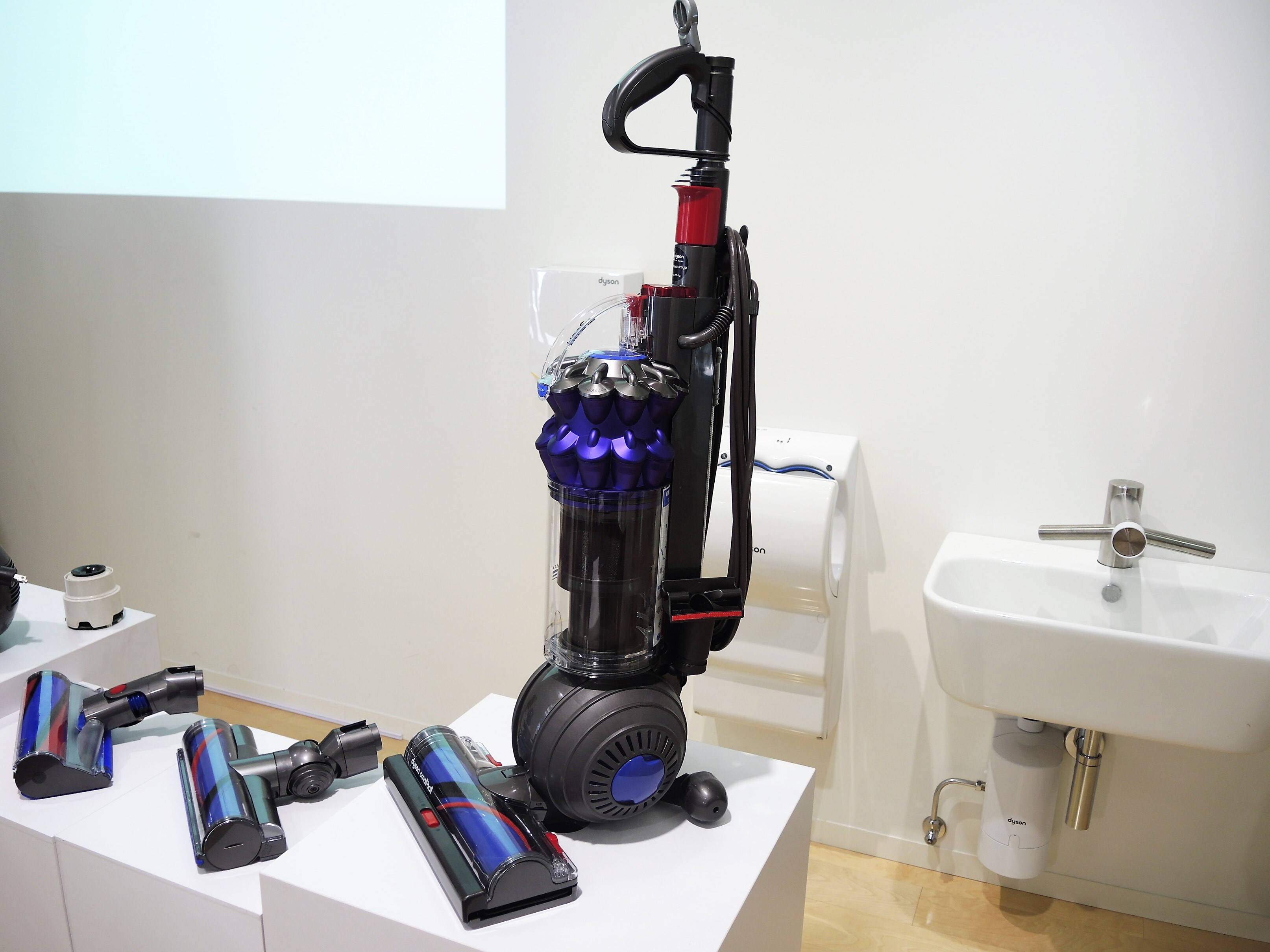 8年ぶりのアップライト型も、ダイソン2つの最新掃除機 [生活家電