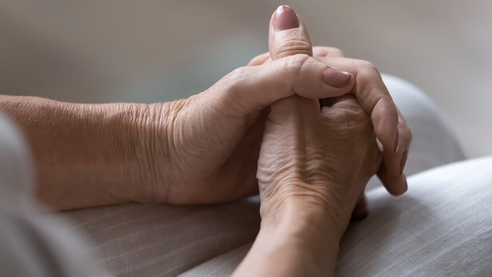 共働きの子育て世帯にのしかかる「老齢の親」問題…近居の80歳ひきこもり実母、どうすれば？ [人間関係] All About