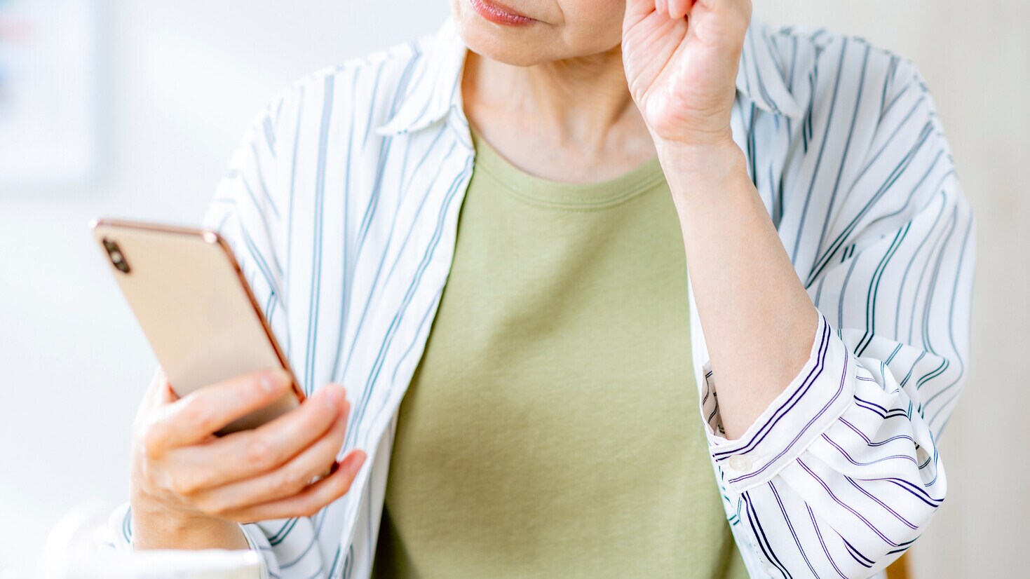 高齢の親にスマホを持たせたいけど、操作できるか心配です…教室に通えない人には難しいでしょうか？ [スマートフォン] All About