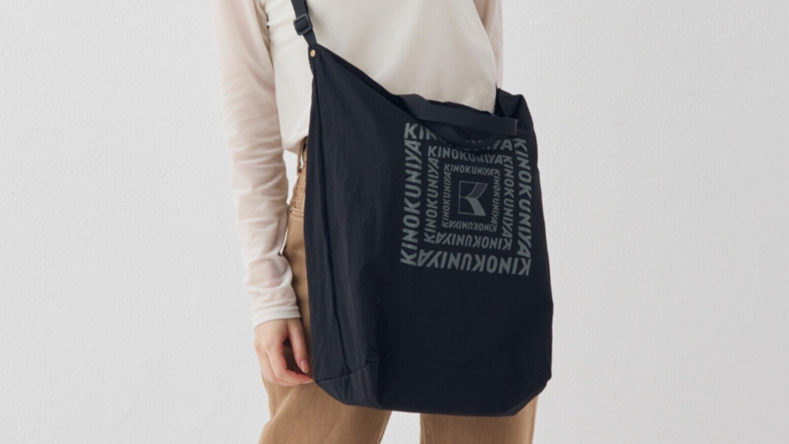 新品〈紀ノ国屋 × familiar〉バッグ ◆縦26×横32×マチ10cm 紀ノ国屋】斜め掛けできる「折りたたみクロスボディバッグ」が登場