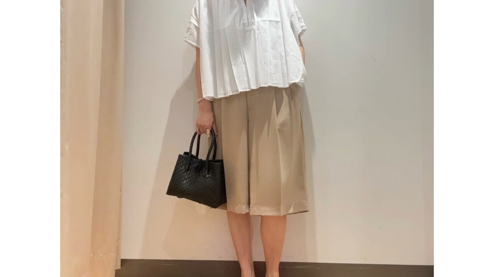 「汗が脚をツツーッと流れ落ちて不快」40代が避けたい真夏のNGボトムス！今が旬のおすすめアイテムは？ [レディースファッション] All About