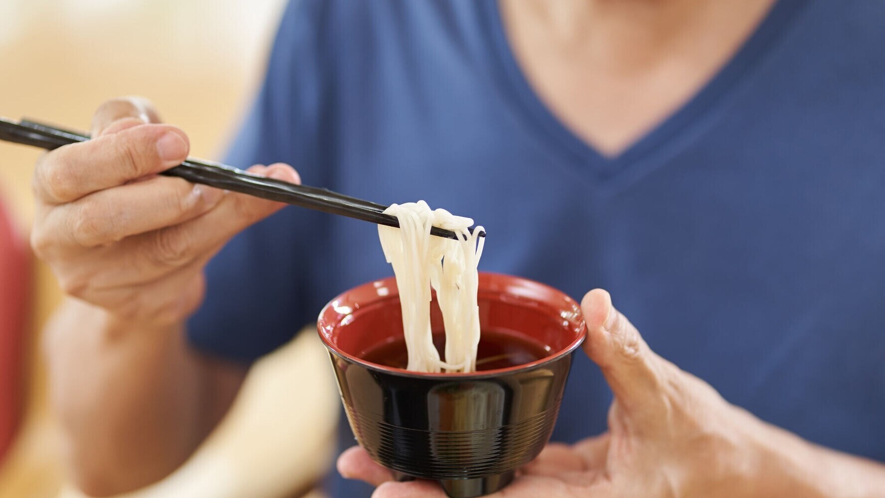 「朝はもずく酢と温泉卵。晩酌のビール代は1万8000円」電気代6200円、61歳男性のひとり暮らし夏
