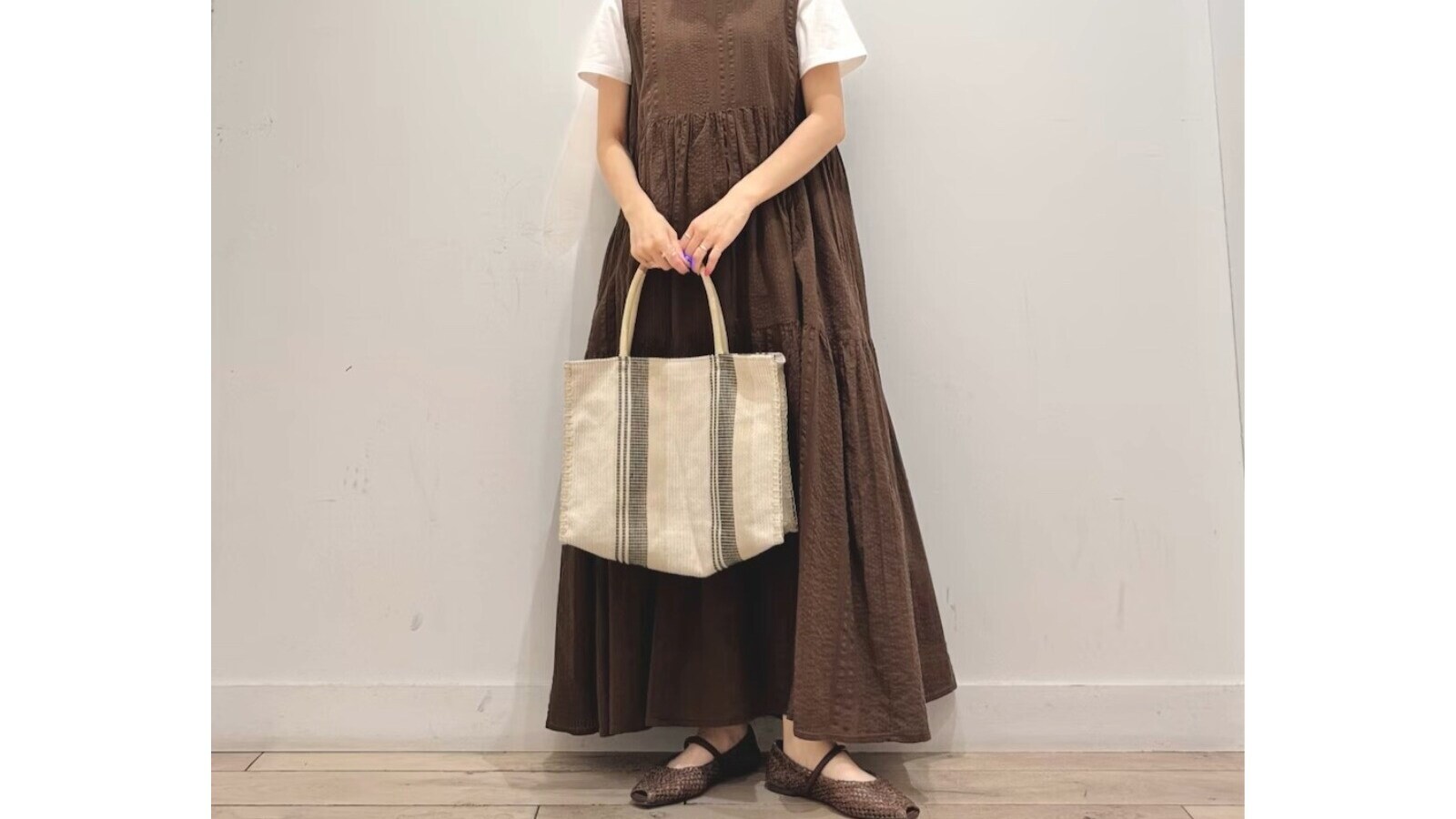 涼しさはキープしつつトレンドを先取り！ 秋まで長く着まわせる「40代のブラウンワンピース」コーデ [レディースファッション] All About